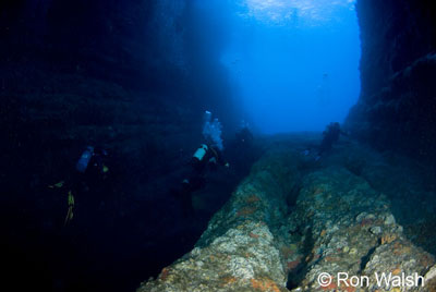 divers-in-the-cave_1.jpg